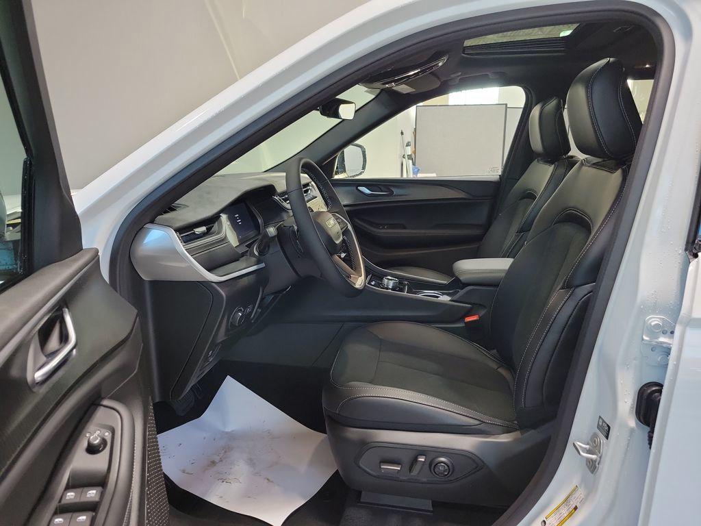 new 2025 Jeep Grand Cherokee car, priced at $41,922