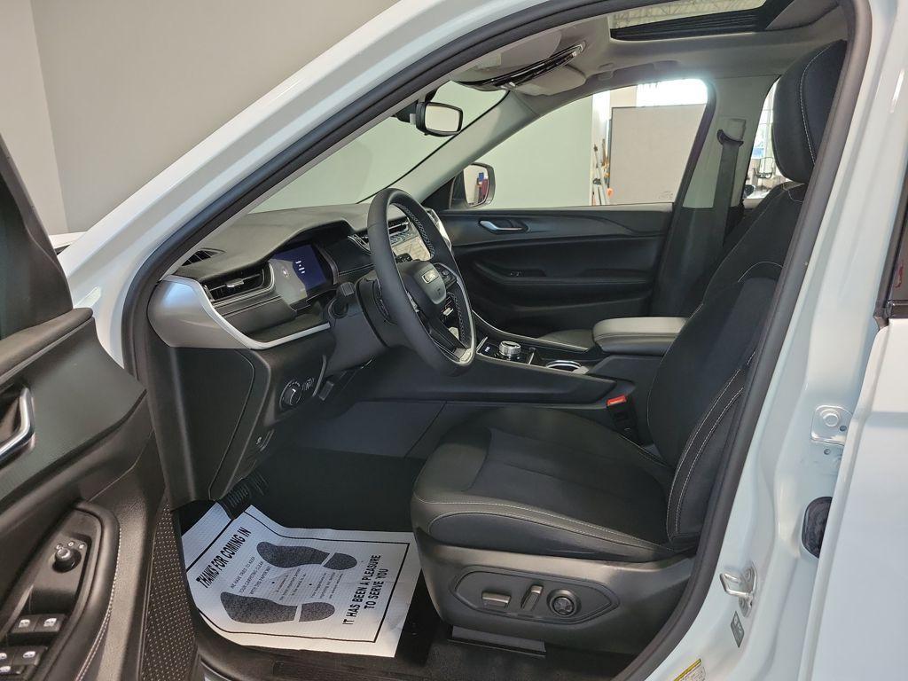 used 2024 Jeep Grand Cherokee car, priced at $33,399