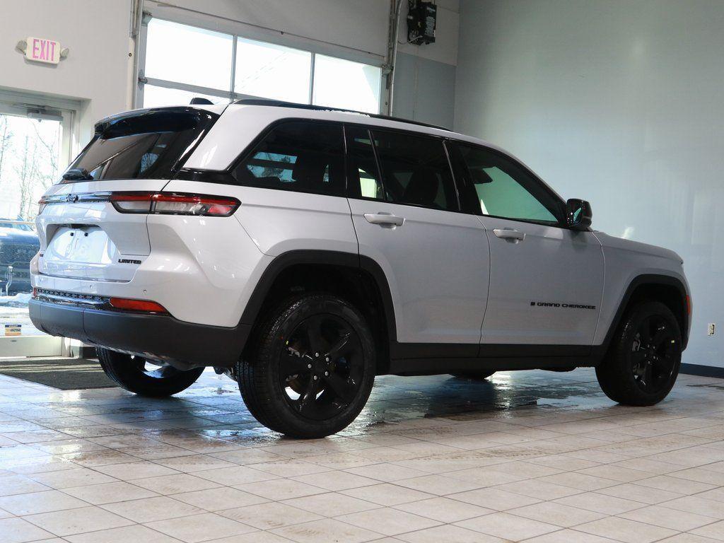 new 2025 Jeep Grand Cherokee car, priced at $46,737