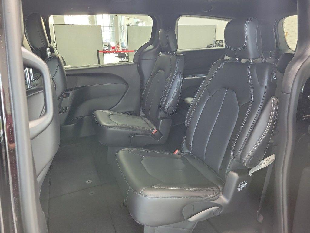 new 2025 Chrysler Pacifica car, priced at $45,725