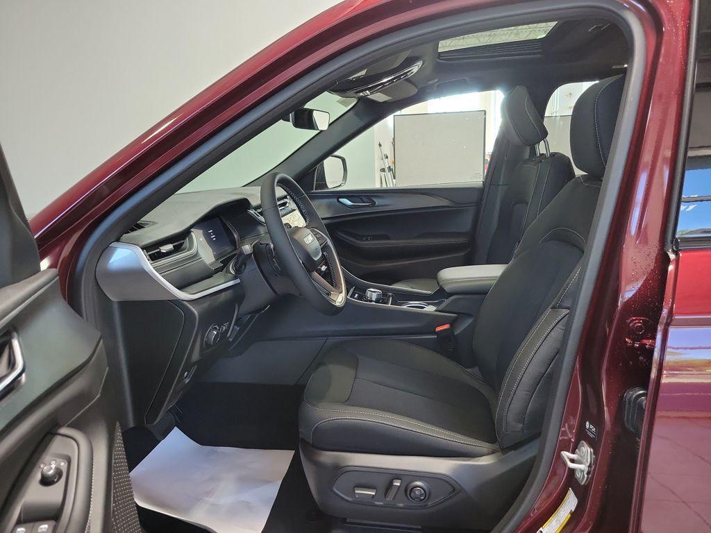 new 2025 Jeep Grand Cherokee car, priced at $43,081