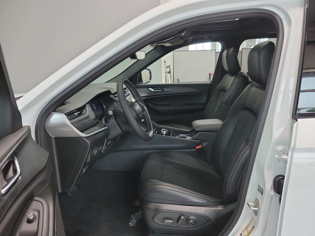new 2025 Jeep Grand Cherokee car, priced at $44,030