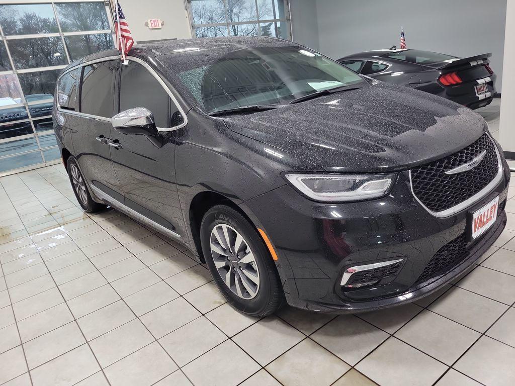 used 2023 Chrysler Pacifica Hybrid car, priced at $32,999