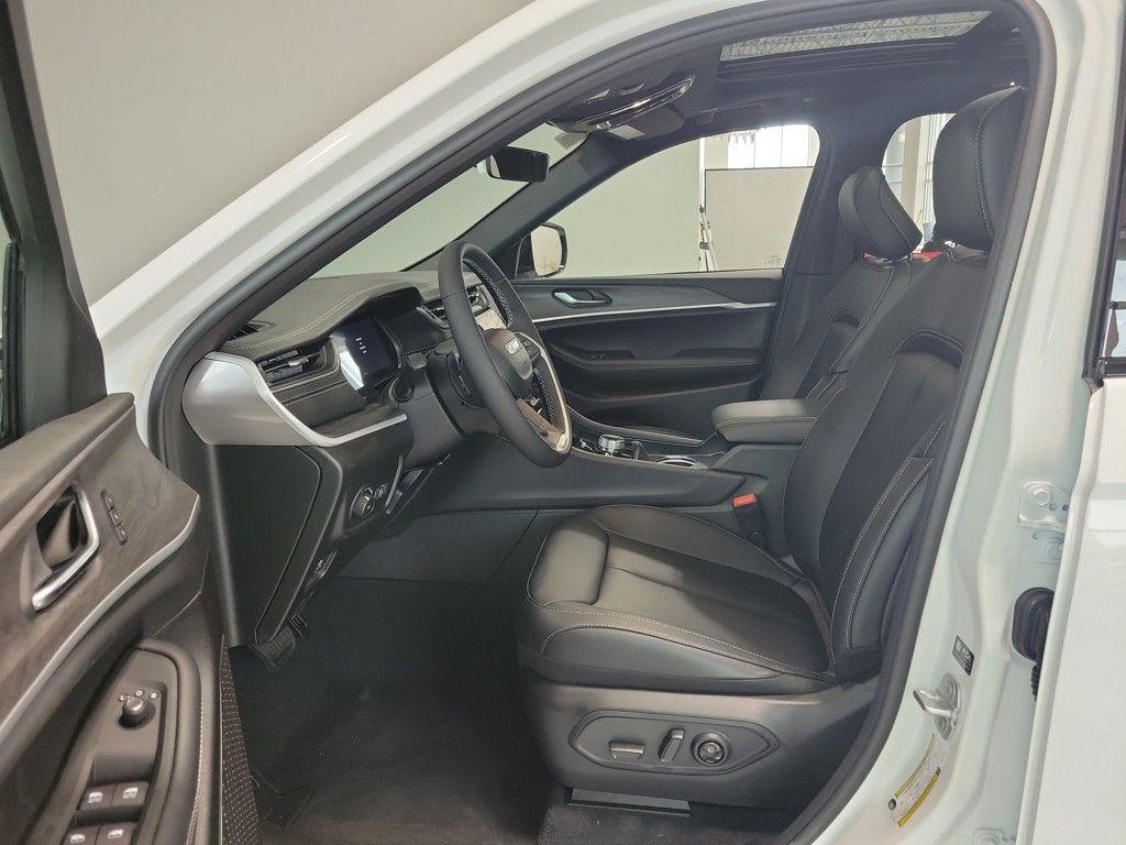 new 2025 Jeep Grand Cherokee car, priced at $47,014