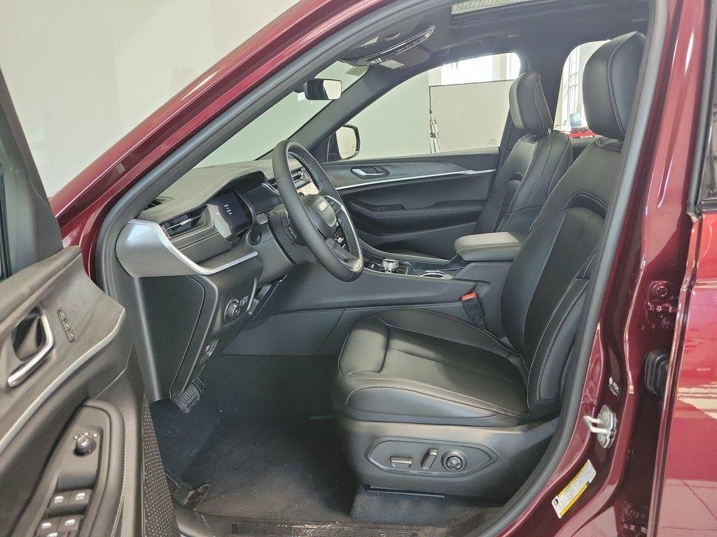 new 2025 Jeep Grand Cherokee car, priced at $47,936