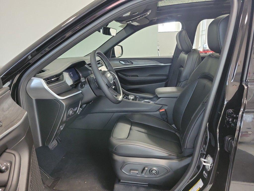 new 2025 Jeep Grand Cherokee car, priced at $47,936