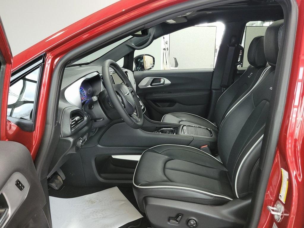 new 2025 Chrysler Pacifica Hybrid car, priced at $51,795