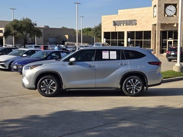 used 2022 Toyota Highlander car, priced at $33,607