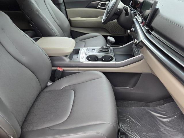 new 2025 Kia Carnival car, priced at $40,905