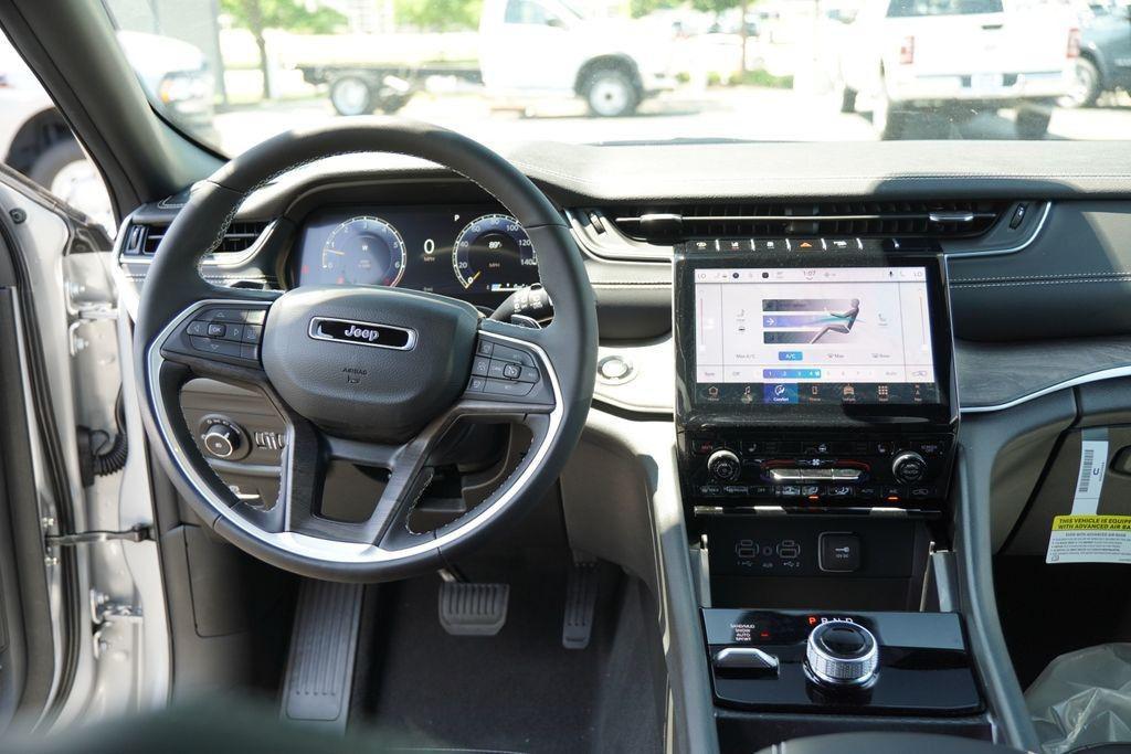 new 2025 Jeep Grand Cherokee car, priced at $43,668
