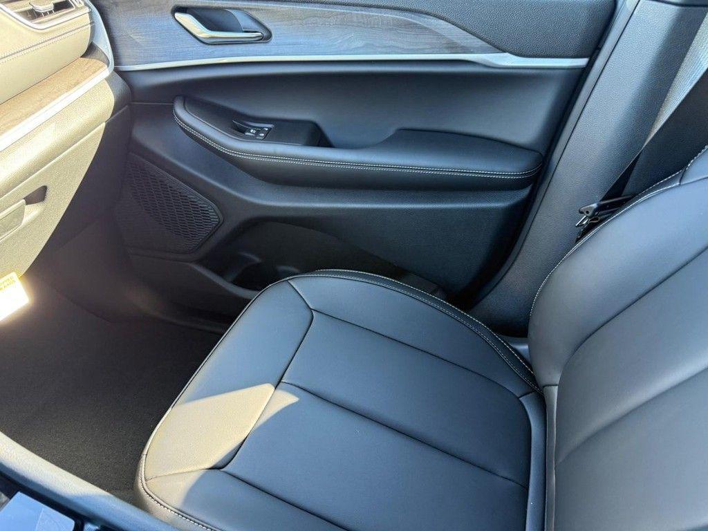 new 2025 Jeep Grand Cherokee car, priced at $43,754