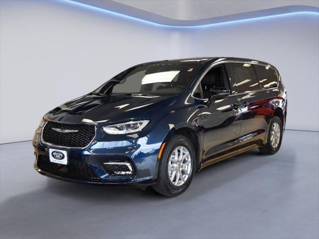 new 2025 Chrysler Pacifica car, priced at $40,920