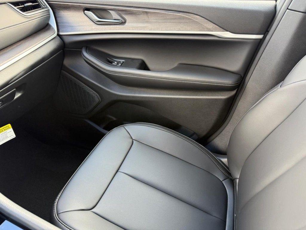 new 2025 Jeep Grand Cherokee car, priced at $44,272