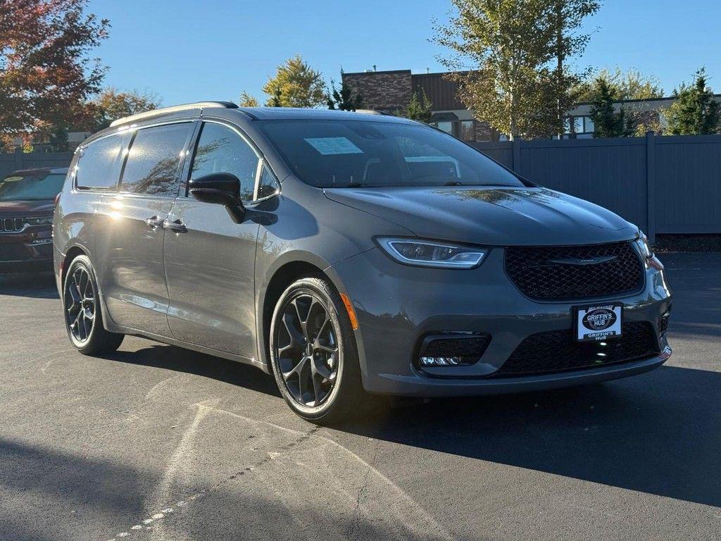 used 2025 Chrysler Pacifica car, priced at $39,309