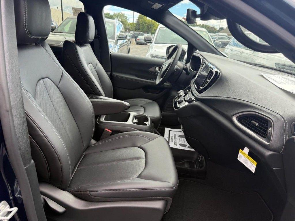 new 2025 Chrysler Pacifica car, priced at $40,688