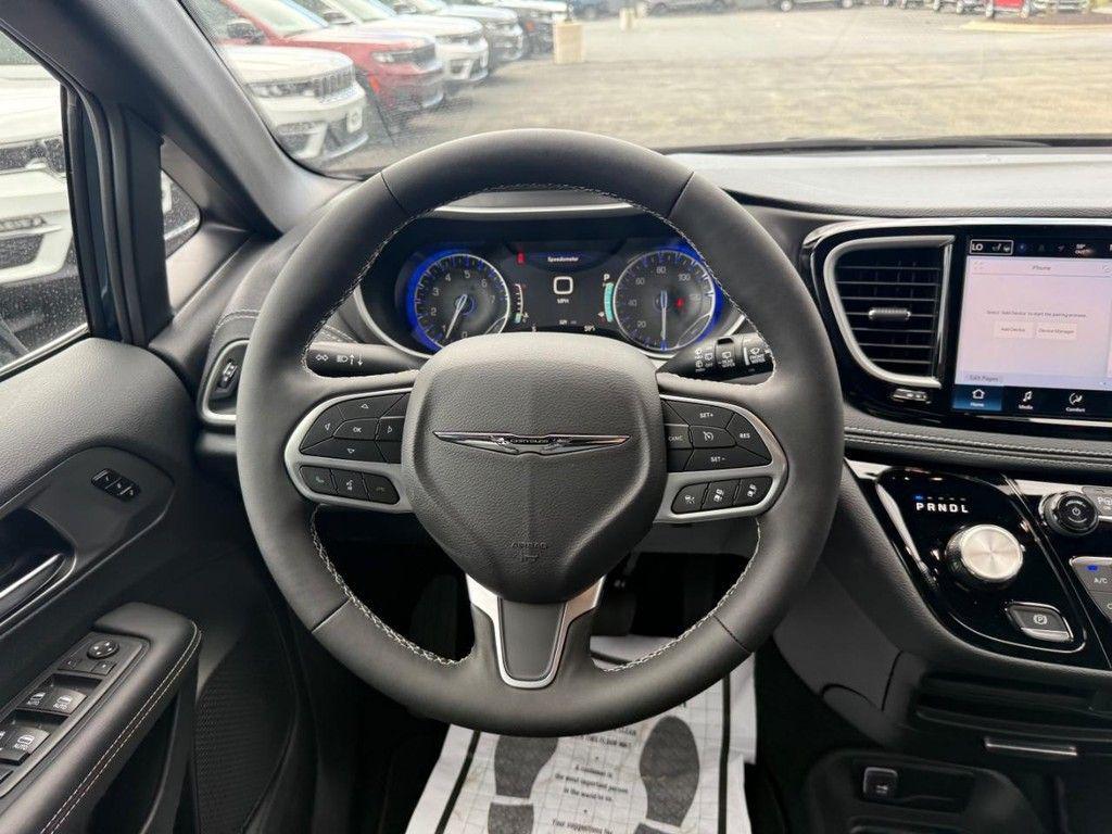 new 2025 Chrysler Pacifica car, priced at $40,688