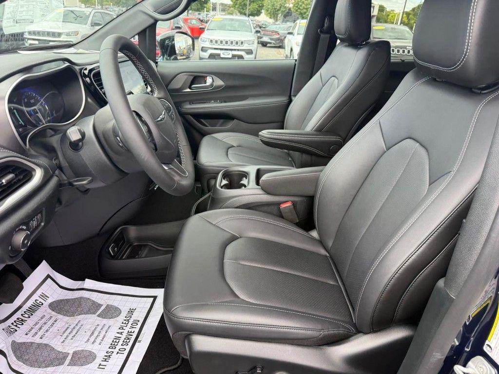 new 2025 Chrysler Pacifica car, priced at $40,688