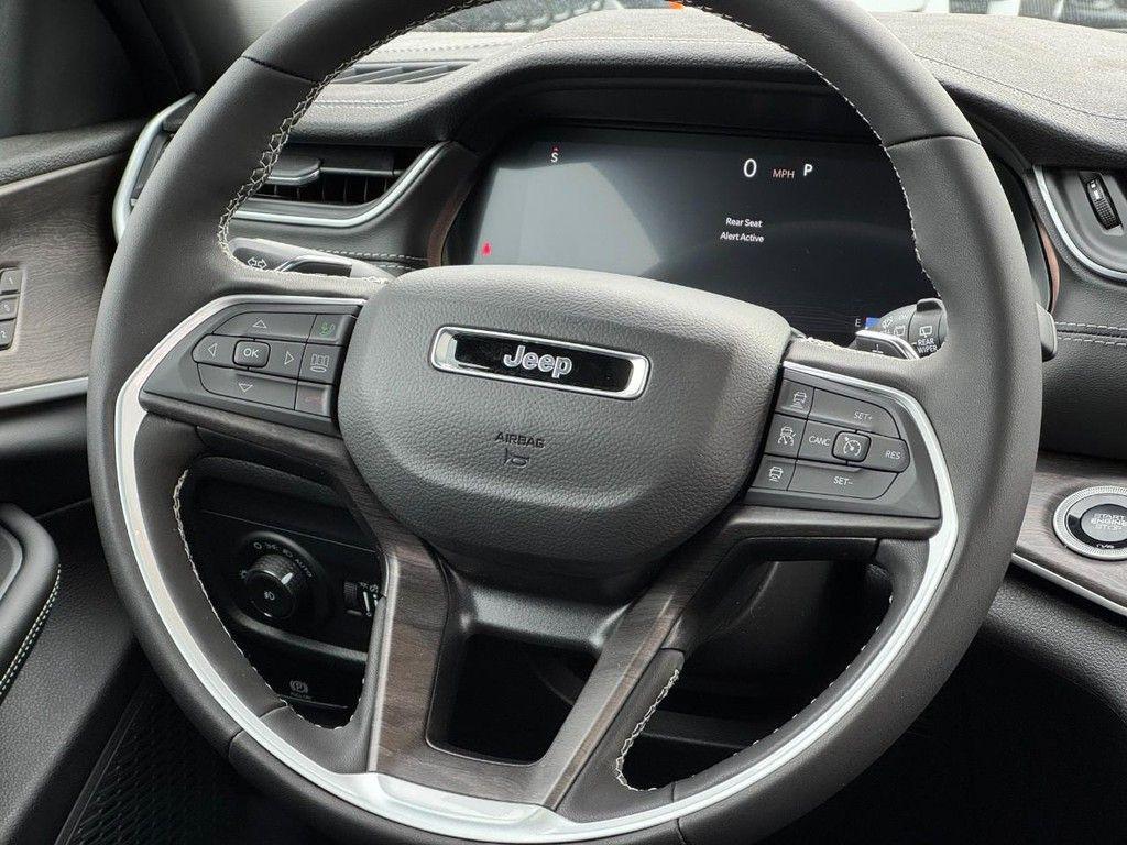 new 2025 Jeep Grand Cherokee car, priced at $46,982