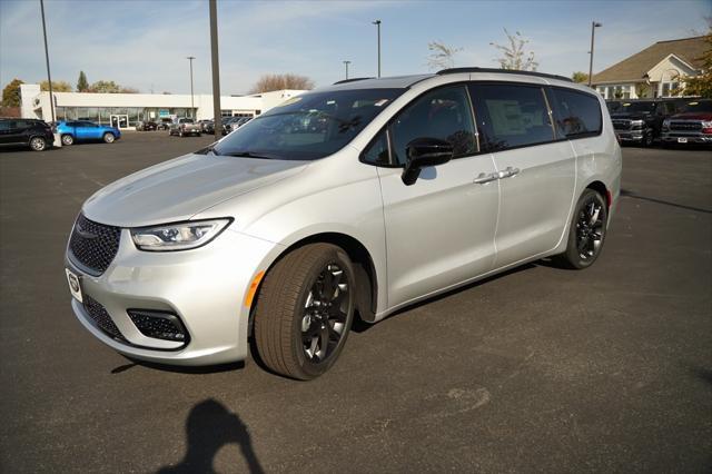 new 2024 Chrysler Pacifica car, priced at $44,433