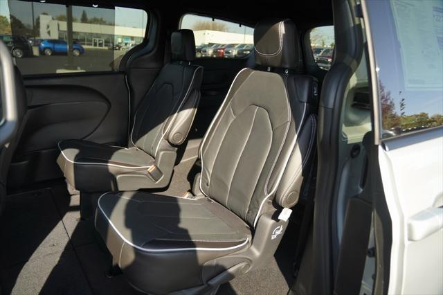 new 2024 Chrysler Pacifica car, priced at $44,433