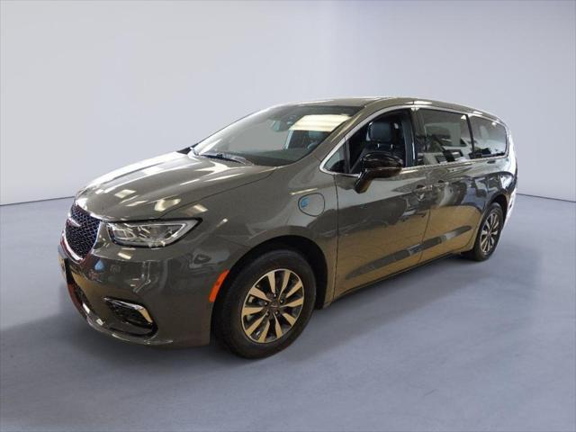 new 2025 Chrysler Pacifica Hybrid car, priced at $53,501