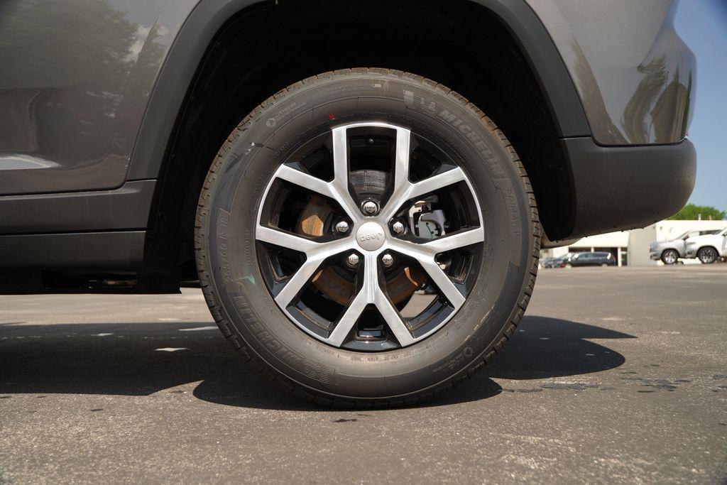 new 2025 Jeep Grand Cherokee car, priced at $43,667