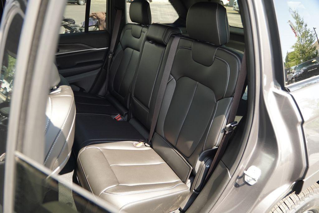 new 2025 Jeep Grand Cherokee car, priced at $43,667
