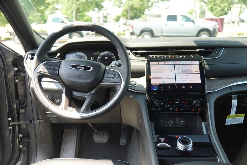 new 2025 Jeep Grand Cherokee car, priced at $43,667