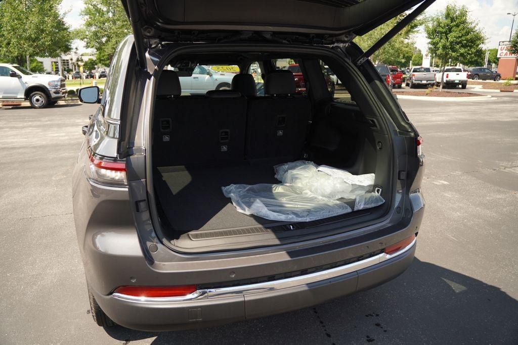 new 2025 Jeep Grand Cherokee car, priced at $43,667