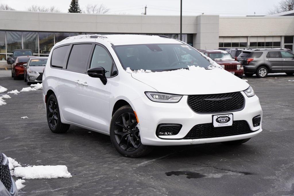 new 2024 Chrysler Pacifica car, priced at $43,783