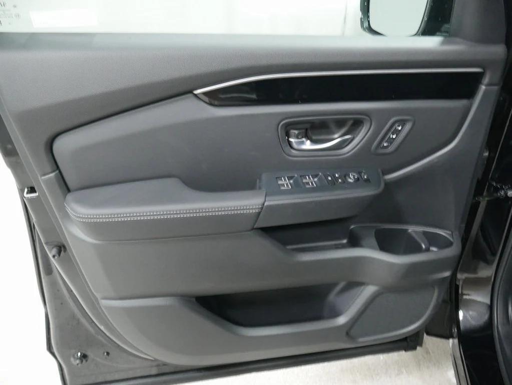 new 2025 Honda Pilot car, priced at $47,095