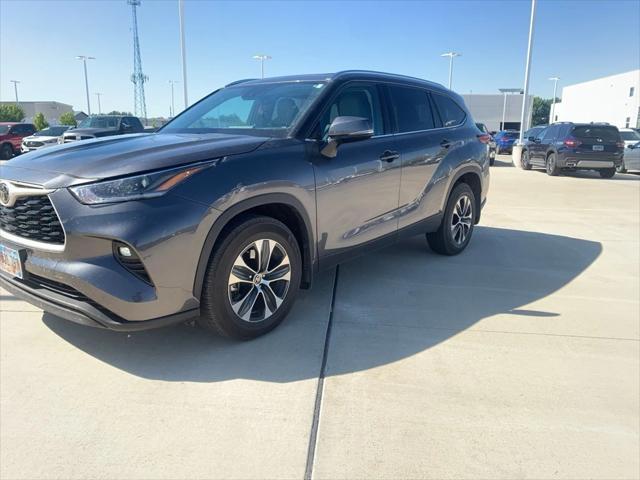 used 2021 Toyota Highlander car, priced at $32,500