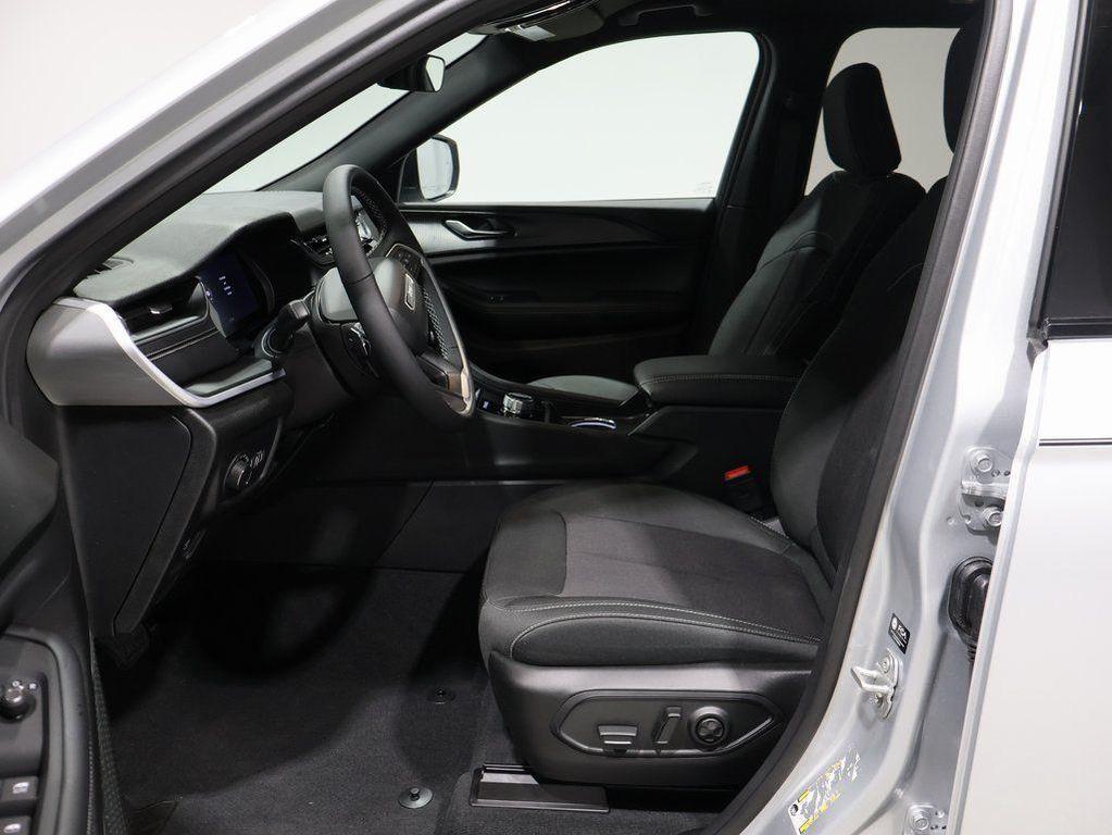 used 2025 Jeep Grand Cherokee car, priced at $33,500