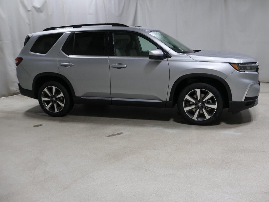 new 2025 Honda Pilot car, priced at $54,575