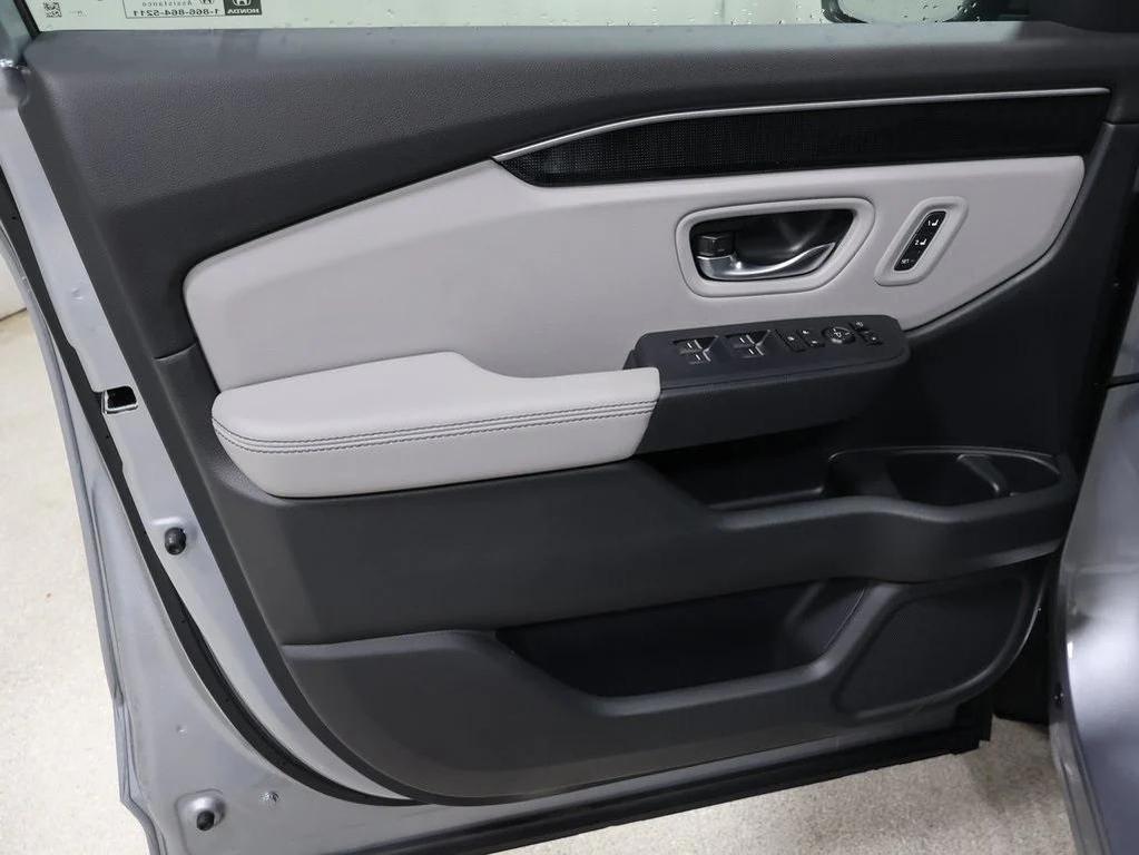 new 2025 Honda Pilot car, priced at $54,575