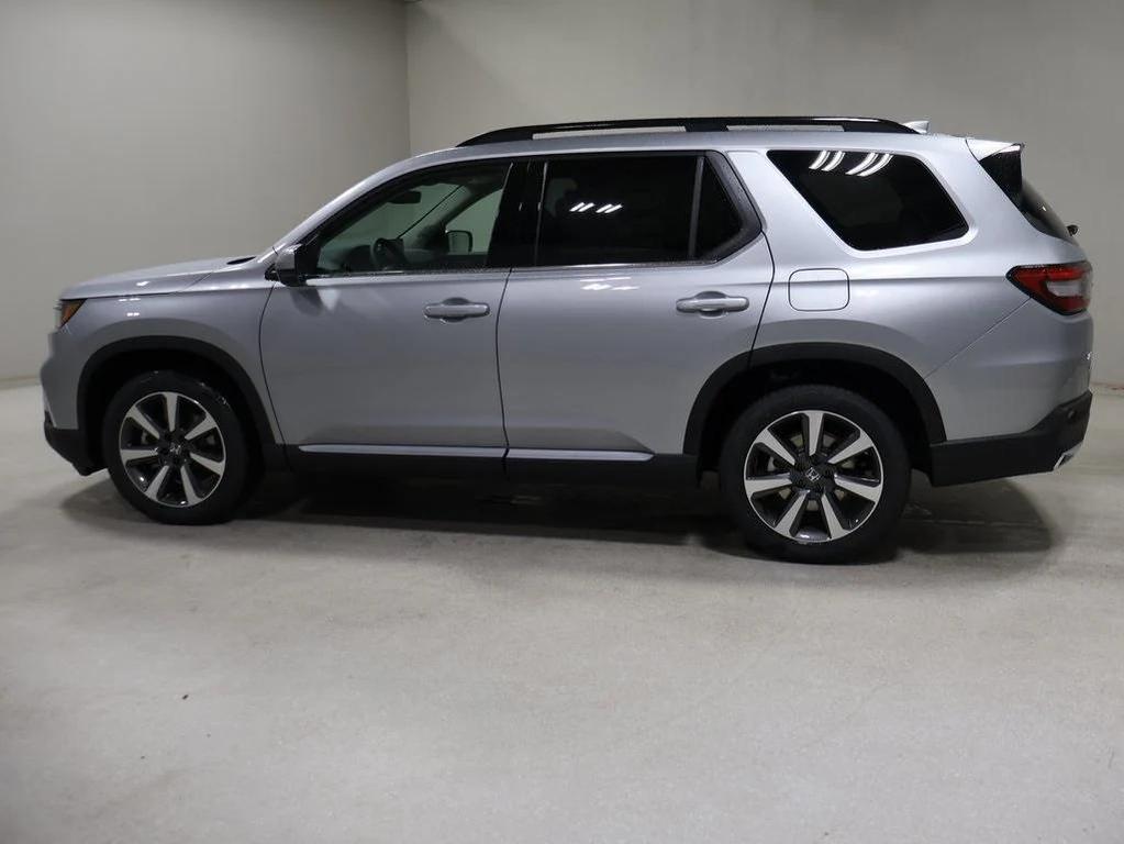 new 2025 Honda Pilot car, priced at $54,575