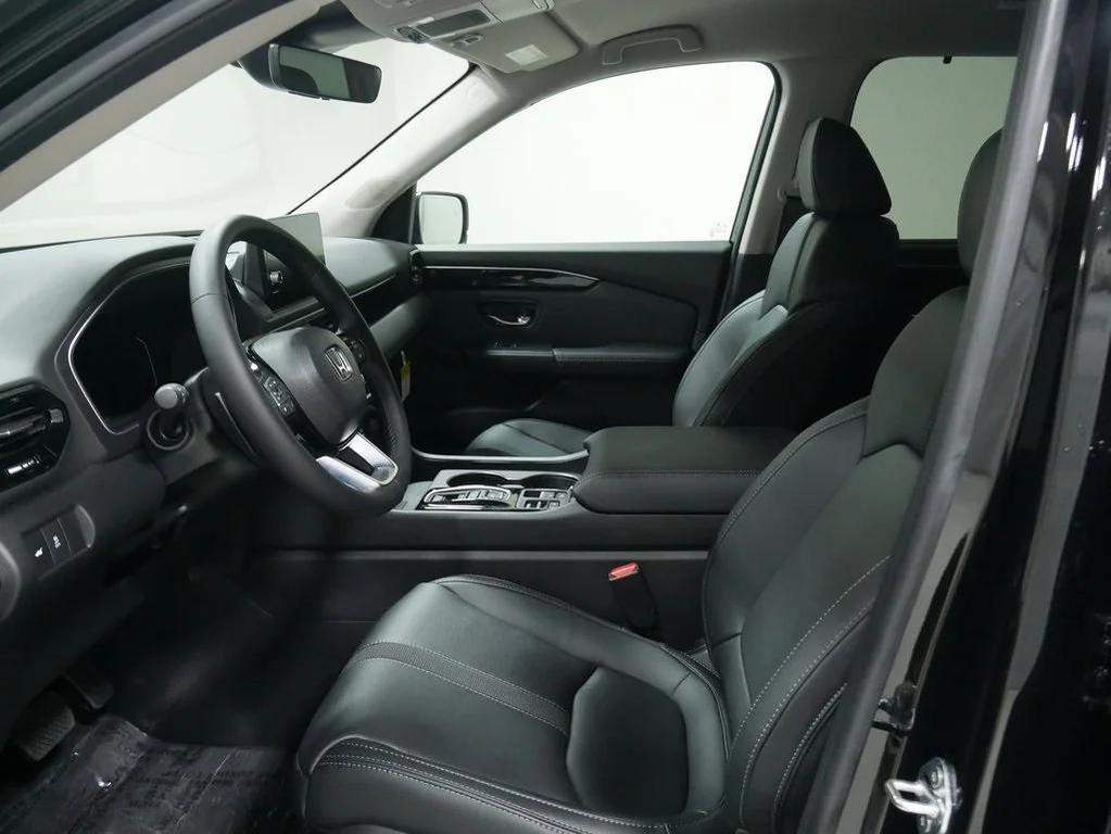 new 2025 Honda Pilot car, priced at $46,624