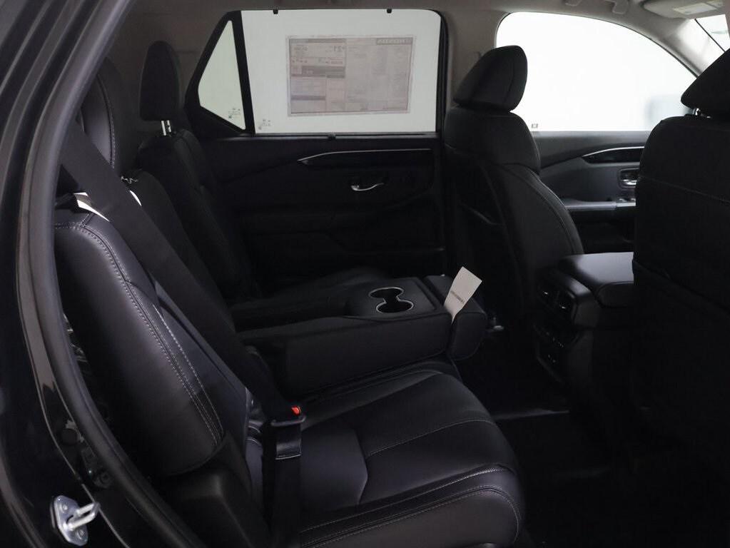 new 2025 Honda Pilot car, priced at $51,307