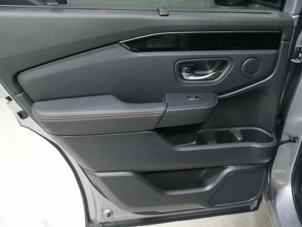 new 2025 Honda Pilot car, priced at $50,895