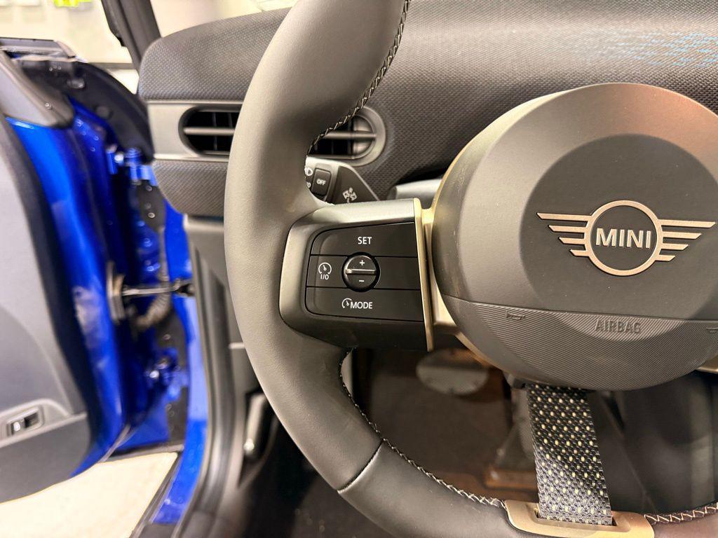 new 2025 MINI Hardtop car