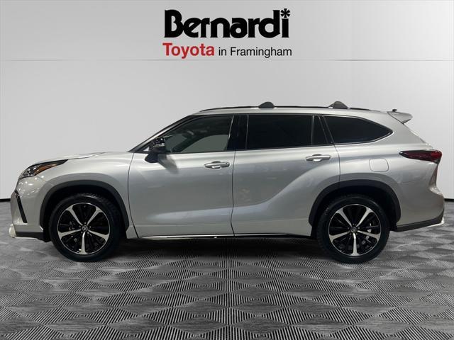 used 2022 Toyota Highlander car, priced at $40,492