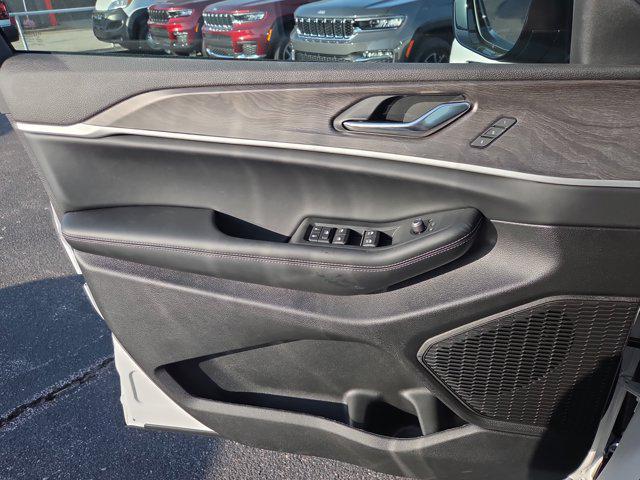 new 2025 Jeep Grand Cherokee car, priced at $46,390