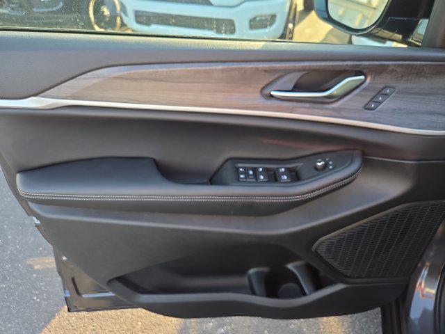 new 2025 Jeep Grand Cherokee car, priced at $40,999