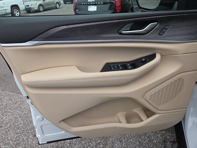 new 2025 Jeep Grand Cherokee car, priced at $41,999