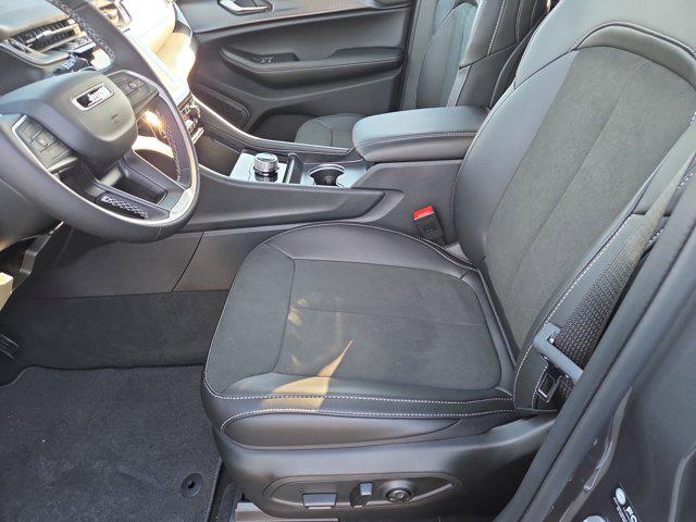 new 2025 Jeep Grand Cherokee car, priced at $39,999