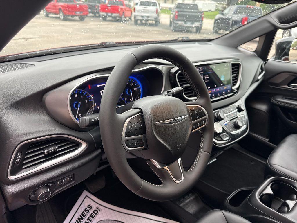 used 2025 Chrysler Pacifica car