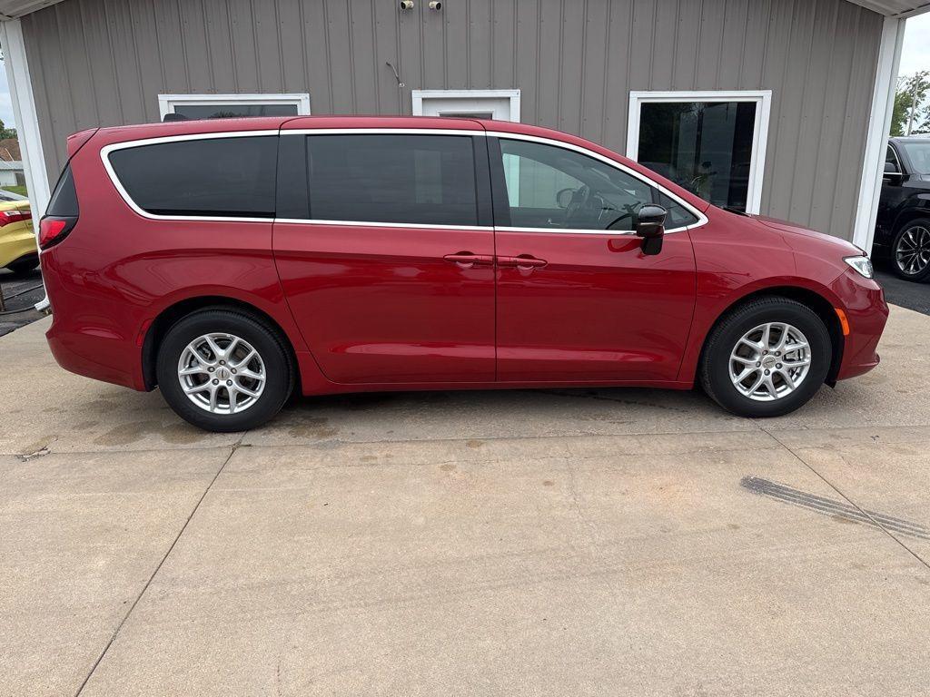 used 2025 Chrysler Pacifica car