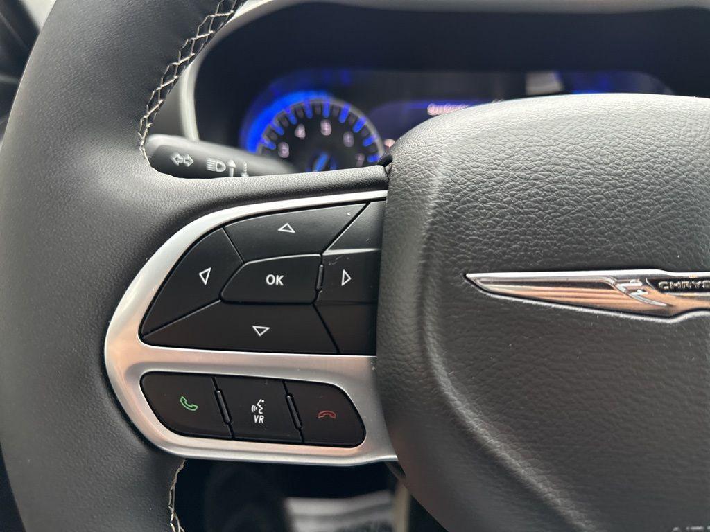 used 2025 Chrysler Pacifica car