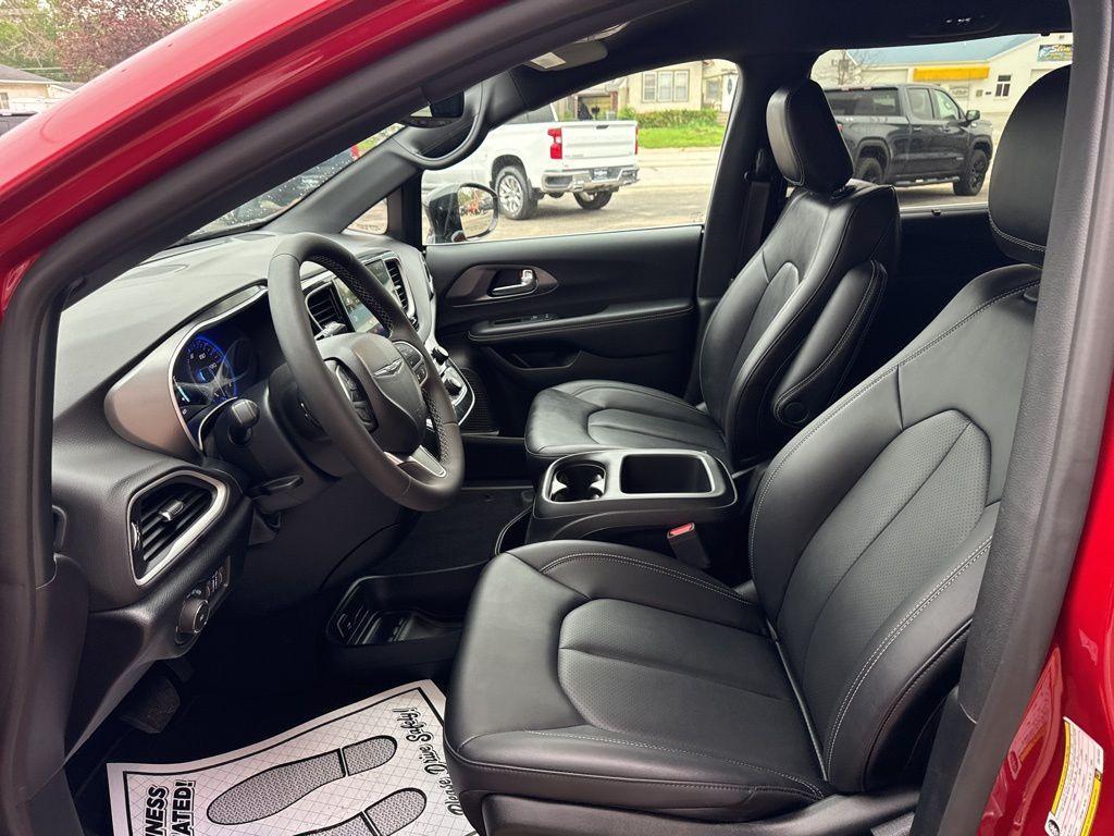 used 2025 Chrysler Pacifica car