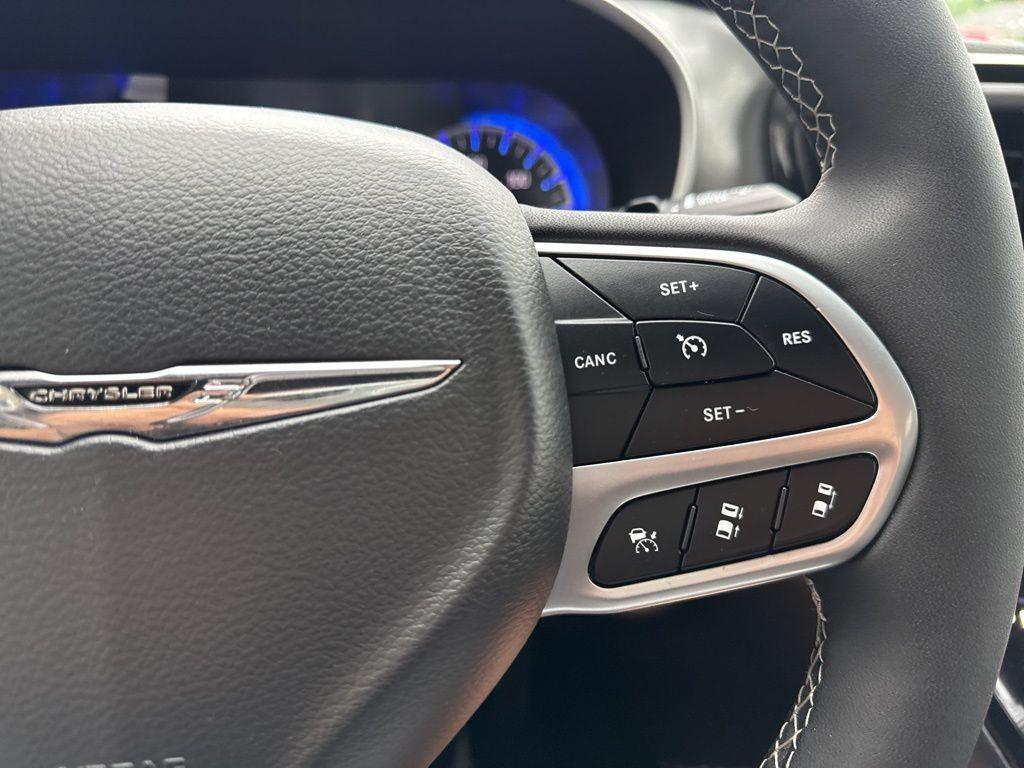 used 2025 Chrysler Pacifica car